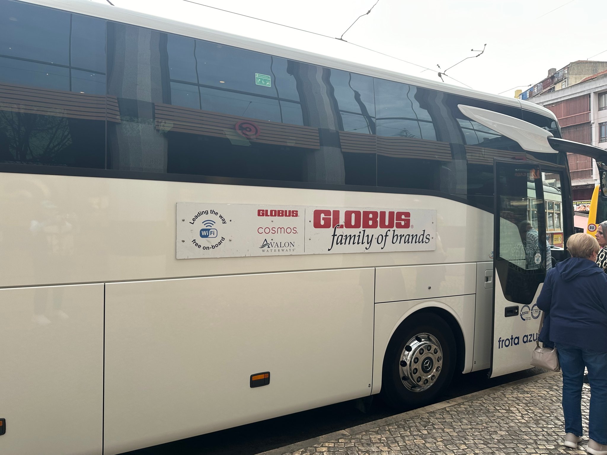 Globus tour bus